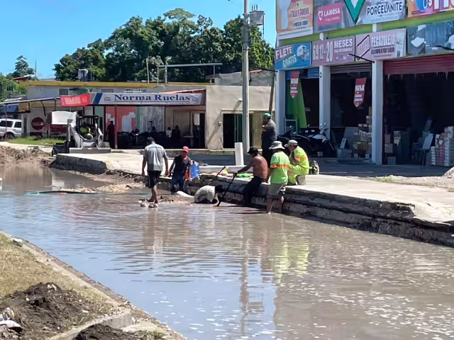 Una fuga en el malecón de Champotón dejó sin agua potable a toda la cabecera municipal.
