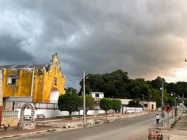 En Bolonchén de Rejón, Hopelchén, se registró un incendio en una vivienda donde se vendía gasolina de forma clandestina.