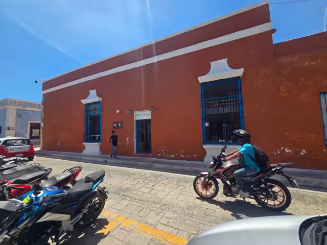 El inmueble de la calle 61 está ocupado por Ópticas Gary, pero no existen registros de ningún convenio o comodato en la Plataforma Nacional de Transparencia.