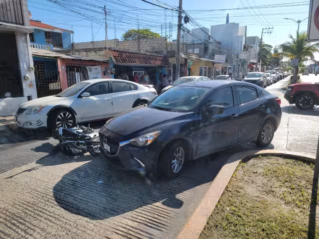 En la colonia Playón, un motociclista fue impactado por una conductora de una camioneta