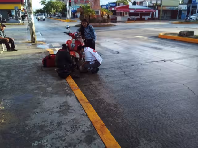 La mujer perdió el control de la motocicleta y al traer chanclas no pudo recuperarlo