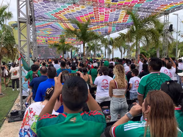 La afición cancunense se dio cita para ver el partido en las pantallas.