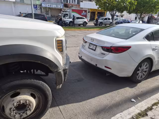 Un camión Ford Super Duty equipado con Thermo King y un Mazda blanco protagonizaron un choque en el cruce de la avenida Belisario Domínguez y Puerto de Progreso, en Chechén Antiguo.