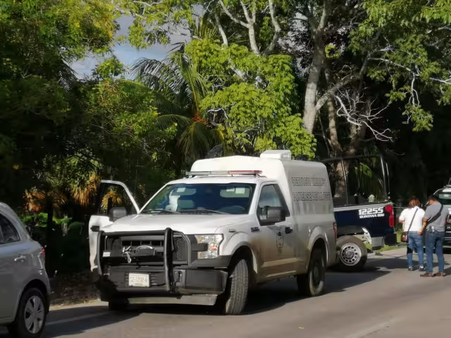 Personal del Semefo acudió hasta el lugar del hallazgo del cuerpo para realizar las indagatorias correspondientes