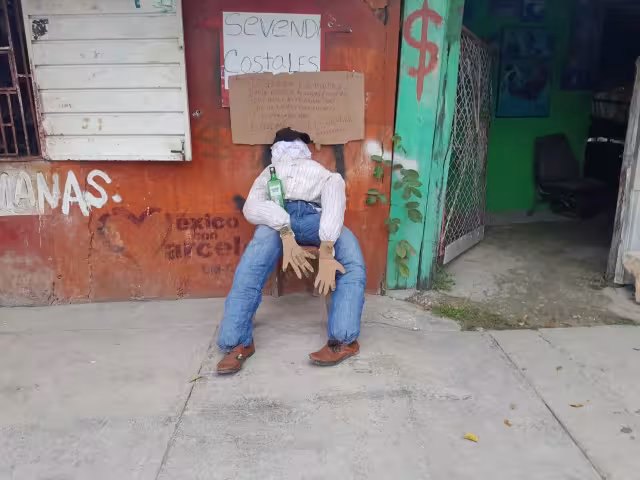 El muñeco es encendido cerca de la medianoche del último día del año