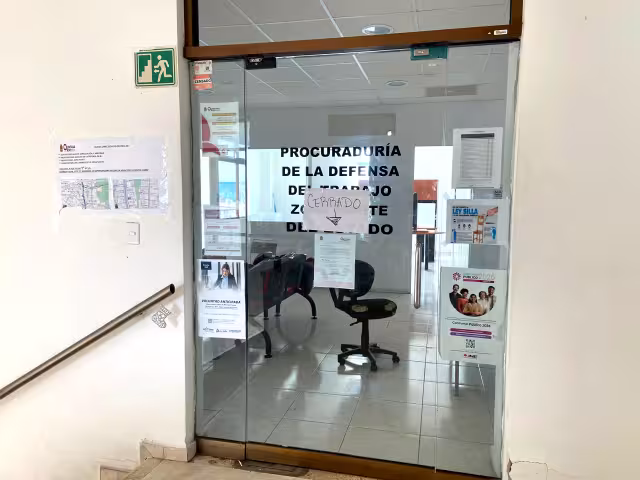 Siete trabajadores de la STPS denunciaron presuntos despidos injustificados en Cancún.