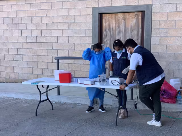 Se pudo ver una larga fila de ciudadanos que acudieron para que les aplicaran dicha prueba