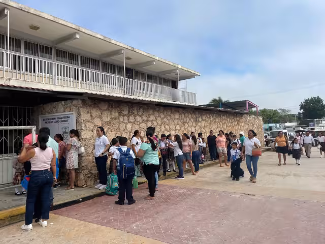 En Hopelchén, en la primaria “Lázaro Cárdenas” se entregaron libros de texto y se organizó un acto cívico para dar la bienvenida.