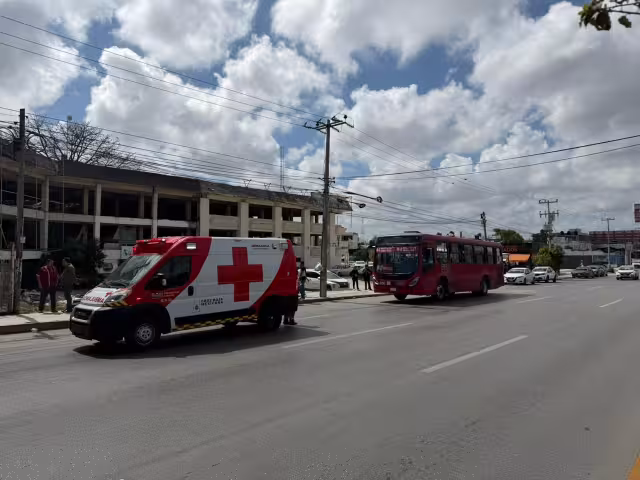 El autobús de transporte público quedó detenido sobre la avenida José López Portillo tras el fallecimiento del conductor