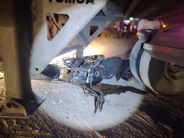 La motocicleta quedó entre la estructura de la pesada unidad.