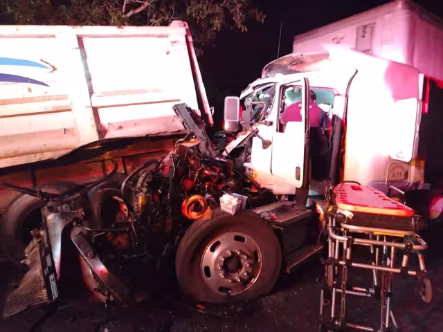 Impactante choque entre tráileres en Campeche: conductor lucha por su vida