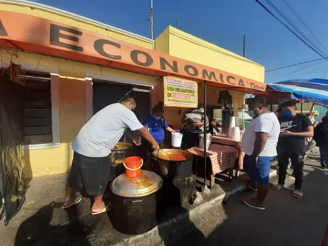 Una larga fila de hambrientos comensales se forma cada domingo por las mañanas en esta colonia que se despierta con el tradicional sazón local