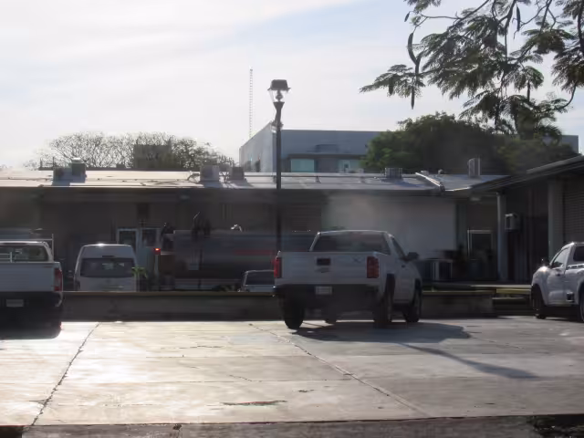 La bodega de la SEP que se incendió se localiza en la colonia García Ginerés de Mérida, donde se cerró el paso a vehículos