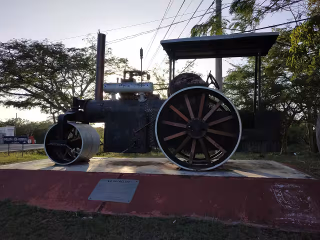 Fue una maquinaria pesada utilizada para el inicio de la transformación y el desarrollo urbano de las vías de esta ciudad, misma que guarda una importante historia