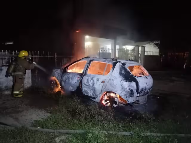 Así ardió el automóvil en Chetumal