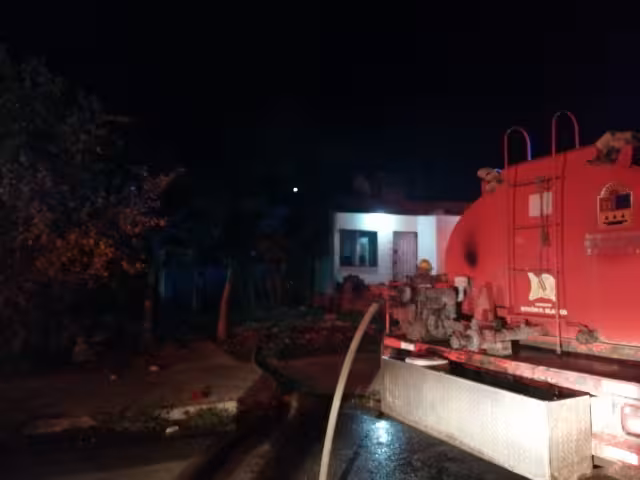 Los bomberos llegaron a apagar las llamas