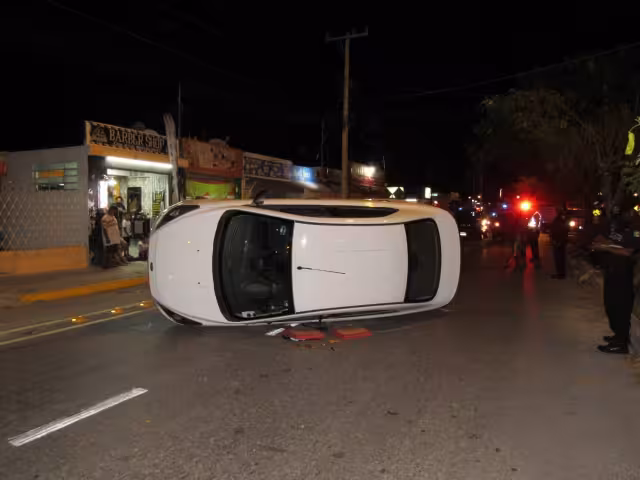 El vehículo quedó volcado