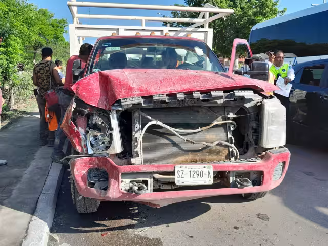 La veintena de trabajadores que iban en el camión no resultaron lesionados