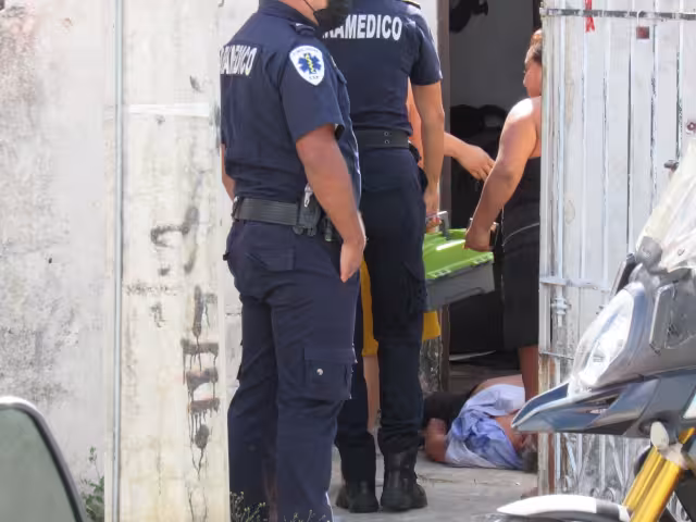 El hombre, yacía tendido en el suelo