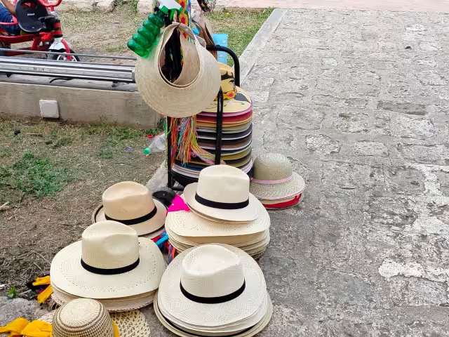Don Alfonso Tzec aprendió a hacer sombreros desde que era niño