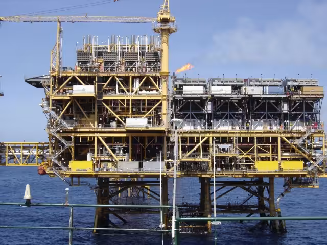 Recientemente, se descubrió que los piratas modernos venden lo robado en las plataformas y barcos de la Sonda de Campeche a través de Facebook