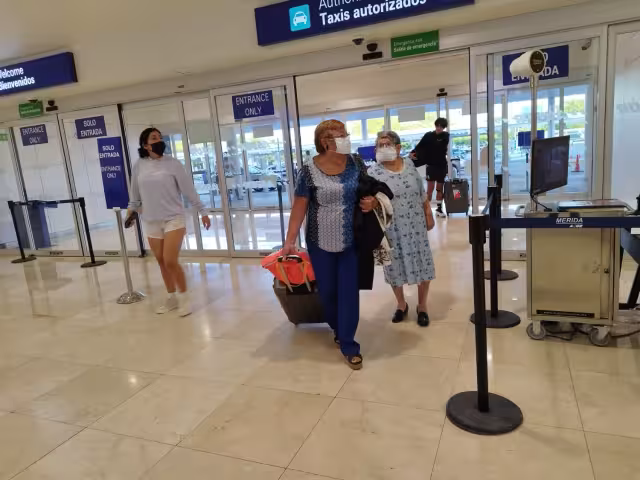 Los primeros vuelos fueron dos de Viva Aerobus de la ruta Ciudad de México- Mérida -Ciudad de México