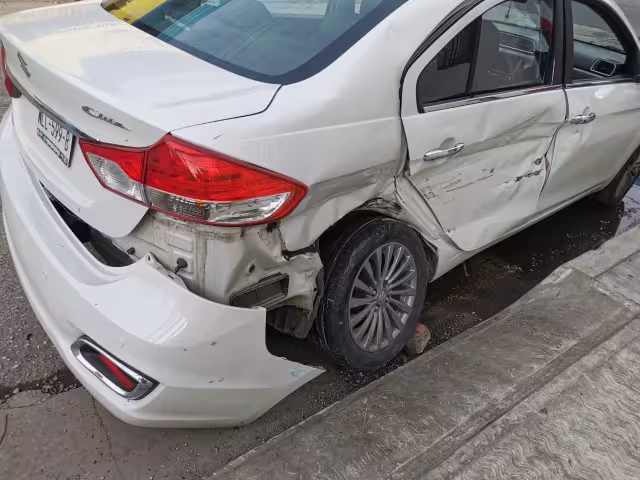 El auto quedó con un gran golpe al costado, al ser impactado por el autobús