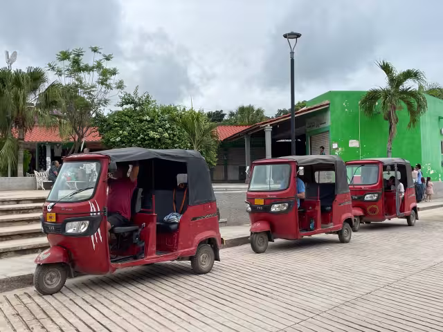Pioneros del mototaxi en Hopelchén denuncian que están siendo desplazados por profesionistas y nuevos grupos sin control.