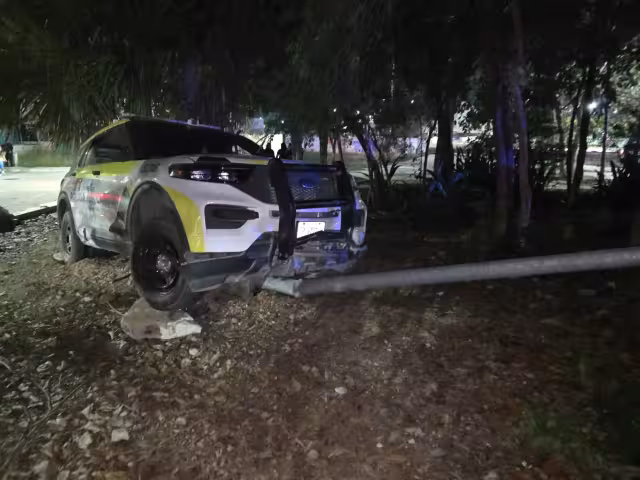 Patrulla impacta camellón y poste de alumbrado en Cancún