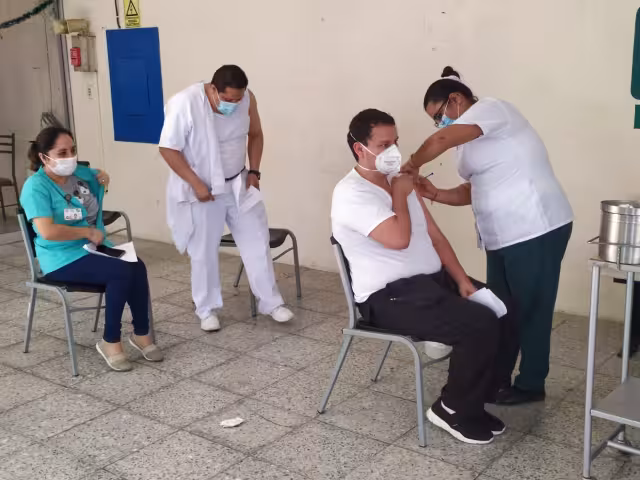 En total serán inoculizados 535 trabajadores de la salud en este municipio