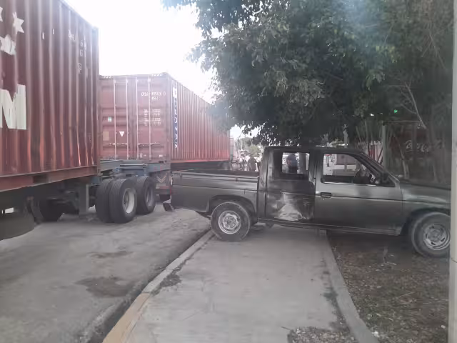 Un accidente de tránsito entre un tráiler y una camioneta resultó en solo daños materiales