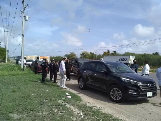 Al menos cuatro carros se vieron involucrados en el accidente carretero