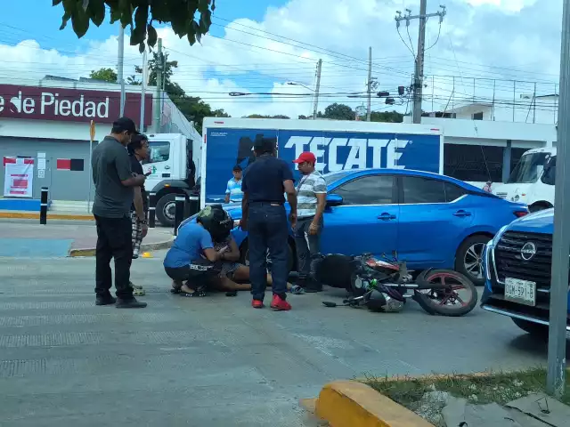 La pareja fue atendida por paramédicos en el lugar del accidente.