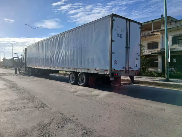 Tractocamión queda varado en plena avenida de Escárcega por falla mecánica