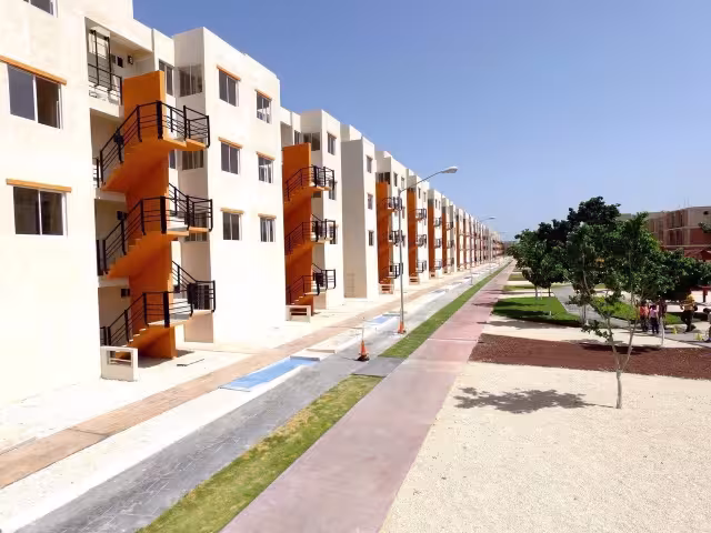 La mujer cayó al jardín, lo que aligeró la caída, pero requirió su traslado al hospital