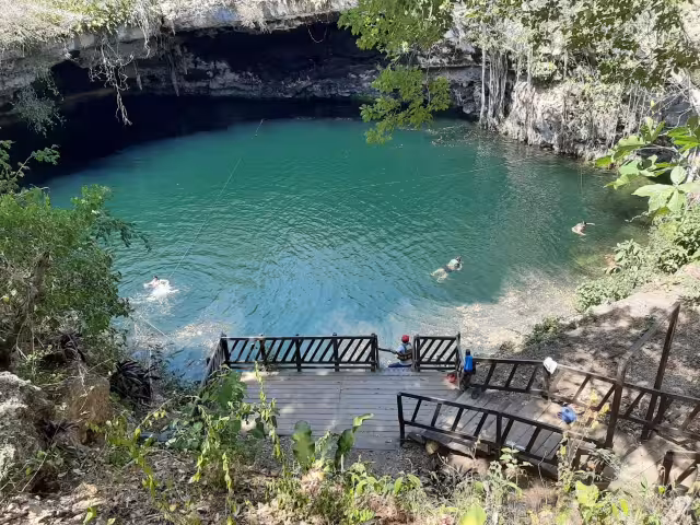 Uno de los atractivos Parador turístico de Kikil es el cenote abierto, que tiene una profundidad de 55 metros