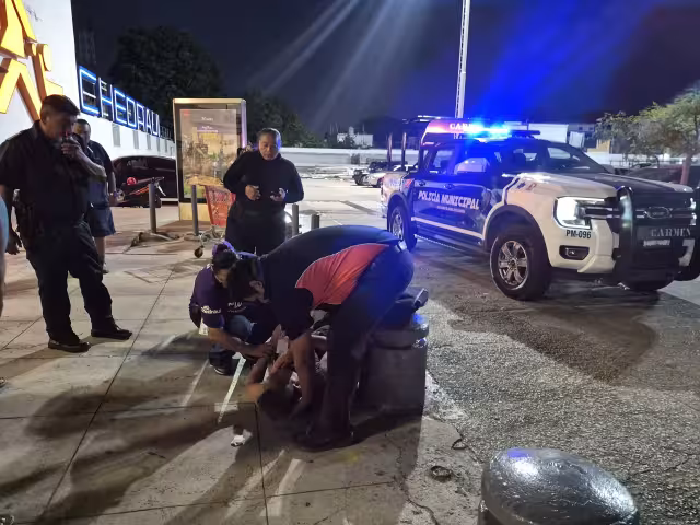Movilización de cuerpos de emergencia por hombre inconsciente en estacionamiento de Chedraui Tacubaya