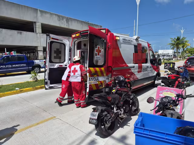 Iba rumbo al trabajo: camioneta le corta el paso y motociclista acaba en el hospital en Carmen