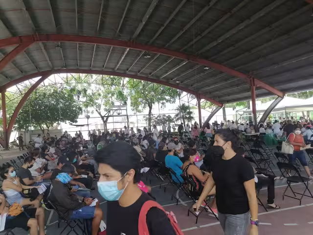 El domo de la Región 96 lució abarrotado de personas de entre 18 y 29 años para ser vacunados contra el COVID en Cancún