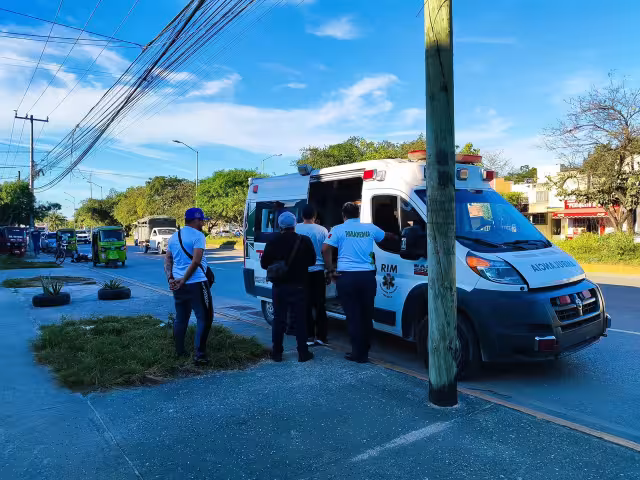 Paramédicos llegaron al lugar y atendieron al motociclista lesionado.