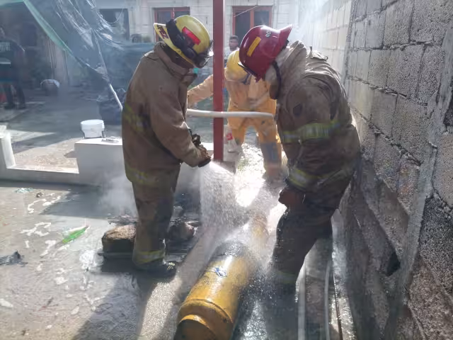Una fuerte explosión se registró en un local de comida en Durango cuando cargaban gas