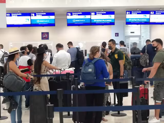 Las puertas de arribo lucían saturadas de pasajeros que llegan a disfrutar las playas del Caribe