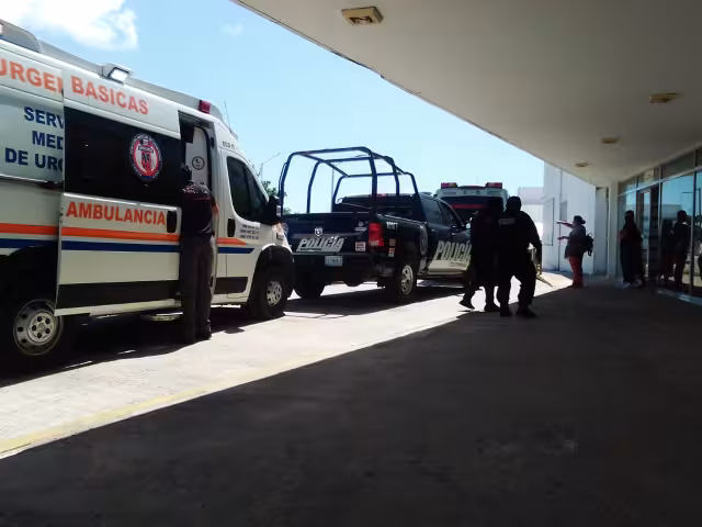 Elementos policiacos llegaron a Hospital General de Playa del Carmen para realizar las diligencias sobre el hecho armado