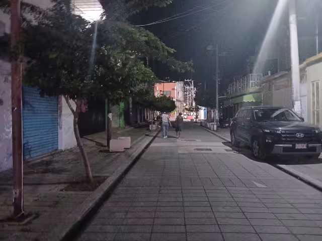 Un tramo del andador de la calle 29 permanece a oscuras en Escárcega.