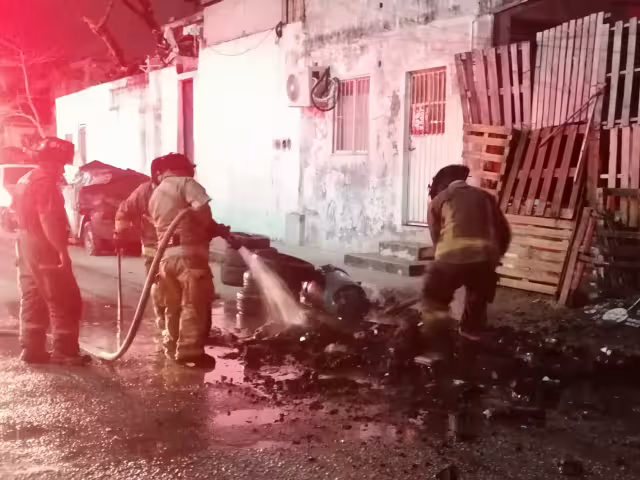 Elementos del Heroico Cuerpo de Bomberos apagaron las llamas.