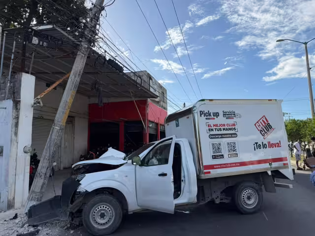 La camioneta terminó con el frente destrozado y dañó al estructura de la CFE.