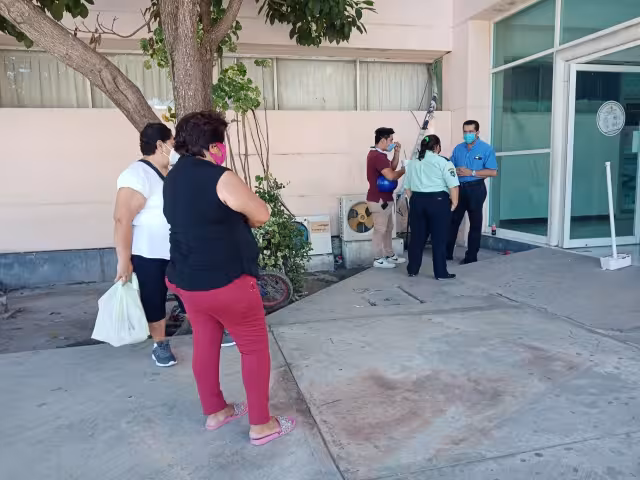 Empleados del sector salud reciben segunda dosis de vacuna contra COVID-19