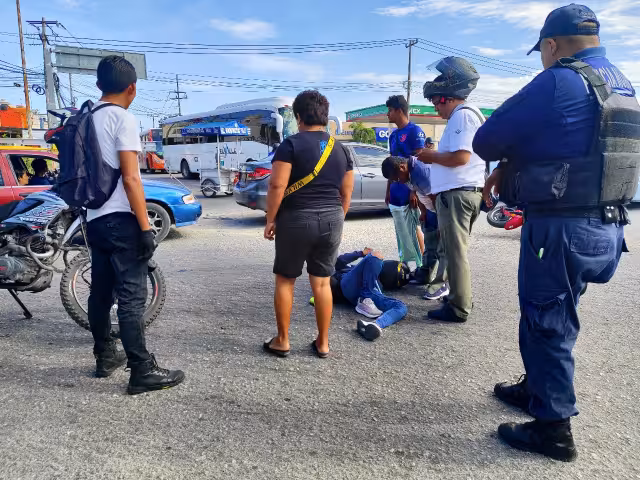 Motociclista en Quintana Roo resulta herido tras accidente en glorieta de Av. Kabah y Periférico; responsable se da a la fuga