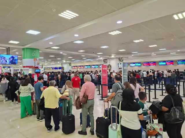 El aeropuerto lució completamente lleno, con largas filas en todas las aerolíneas.
