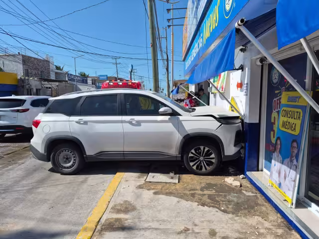 La camioneta terminó incrustada en la fachada de una farmacia tras el accidente provocado por el malestar del conductor, en calles de Ciudad del Carmen, Campeche.